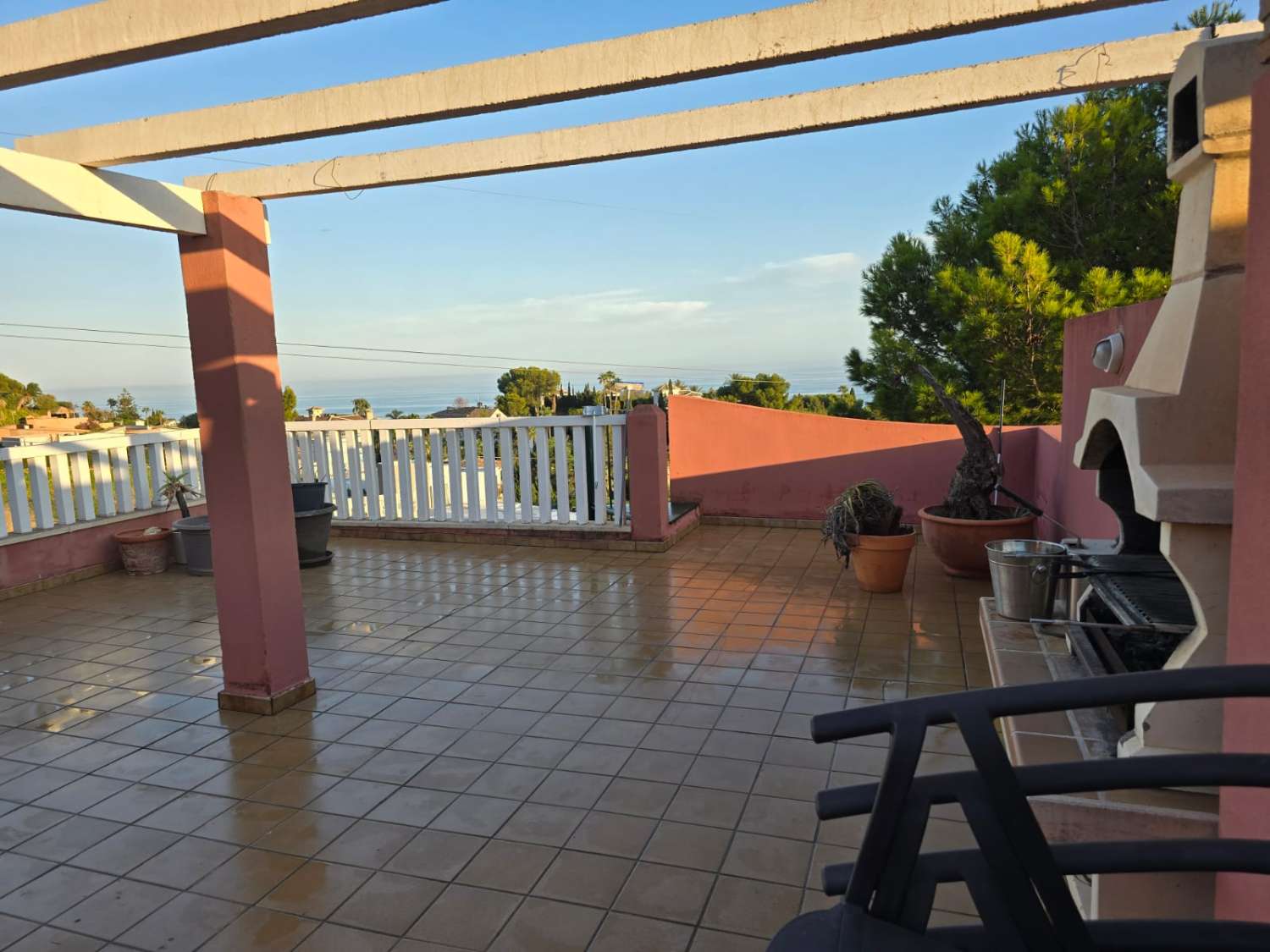 ATICO CON VISTAS AL MAR. GRAN TERRAZA, PISCINA Y PARKING EN URB PRIVADA