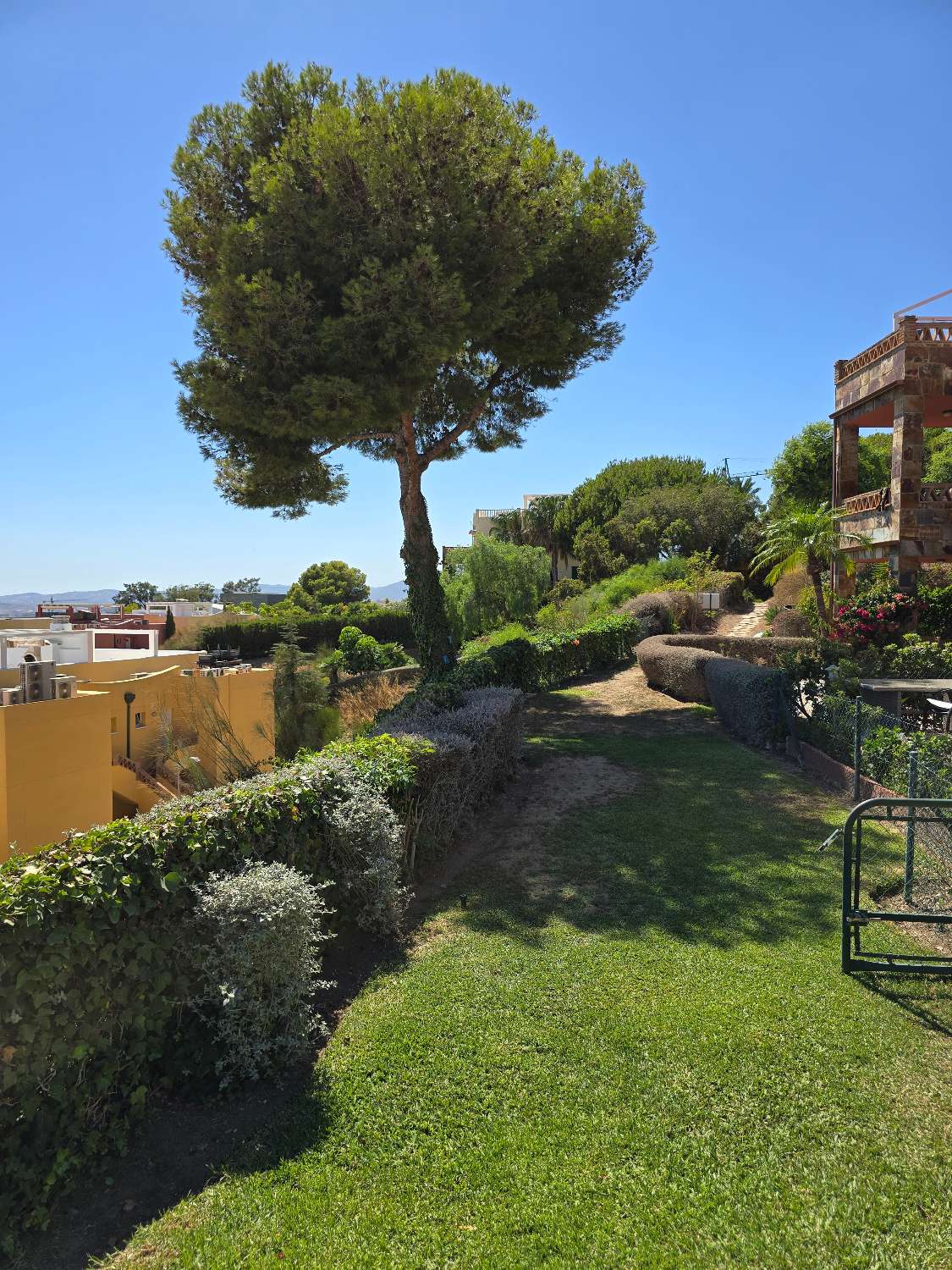 ATICO CON VISTAS AL MAR. GRAN TERRAZA, PISCINA Y PARKING EN URB PRIVADA