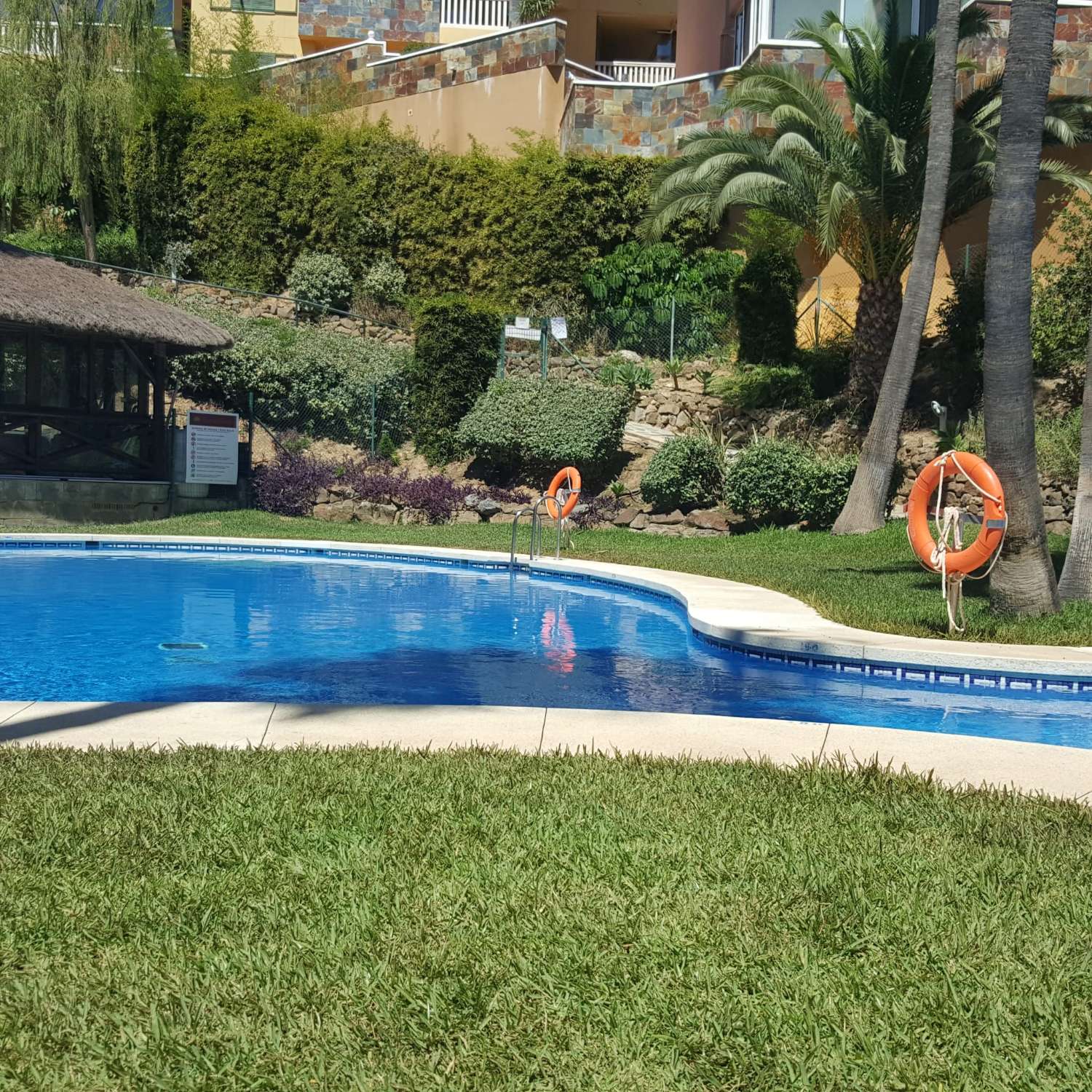 APARTAMENTO CON GRAN TERRAZA Y VISTAS AL MAR, PISCINAS, JARDIN Y PARKING PRIVADO