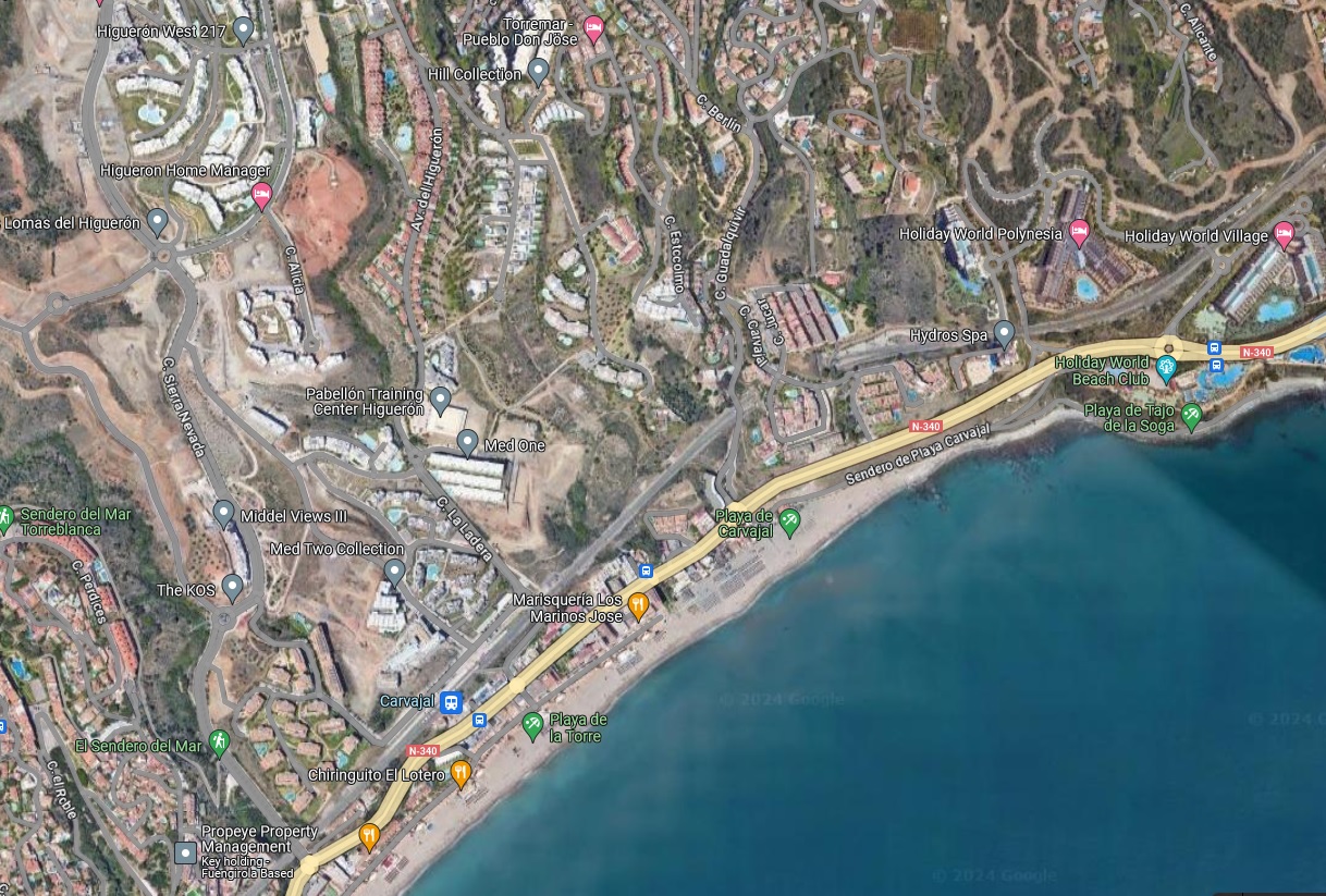 APARTAMENTO CON GRAN TERRAZA Y VISTAS AL MAR, PISCINAS, JARDIN Y PARKING PRIVADO