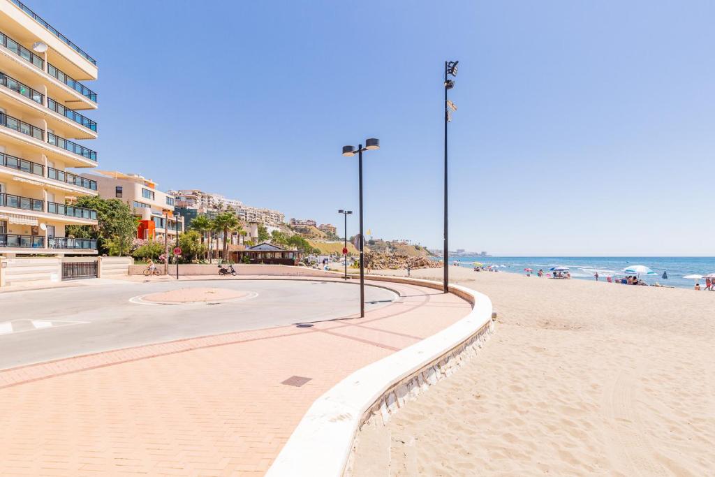 APARTAMENTO CON GRAN TERRAZA Y VISTAS AL MAR, PISCINAS, JARDIN Y PARKING PRIVADO