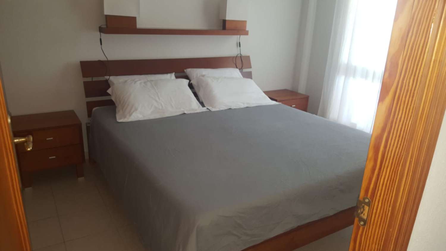 APARTAMENTO CON GRAN TERRAZA Y VISTAS AL MAR, PISCINAS, JARDIN Y PARKING PRIVADO