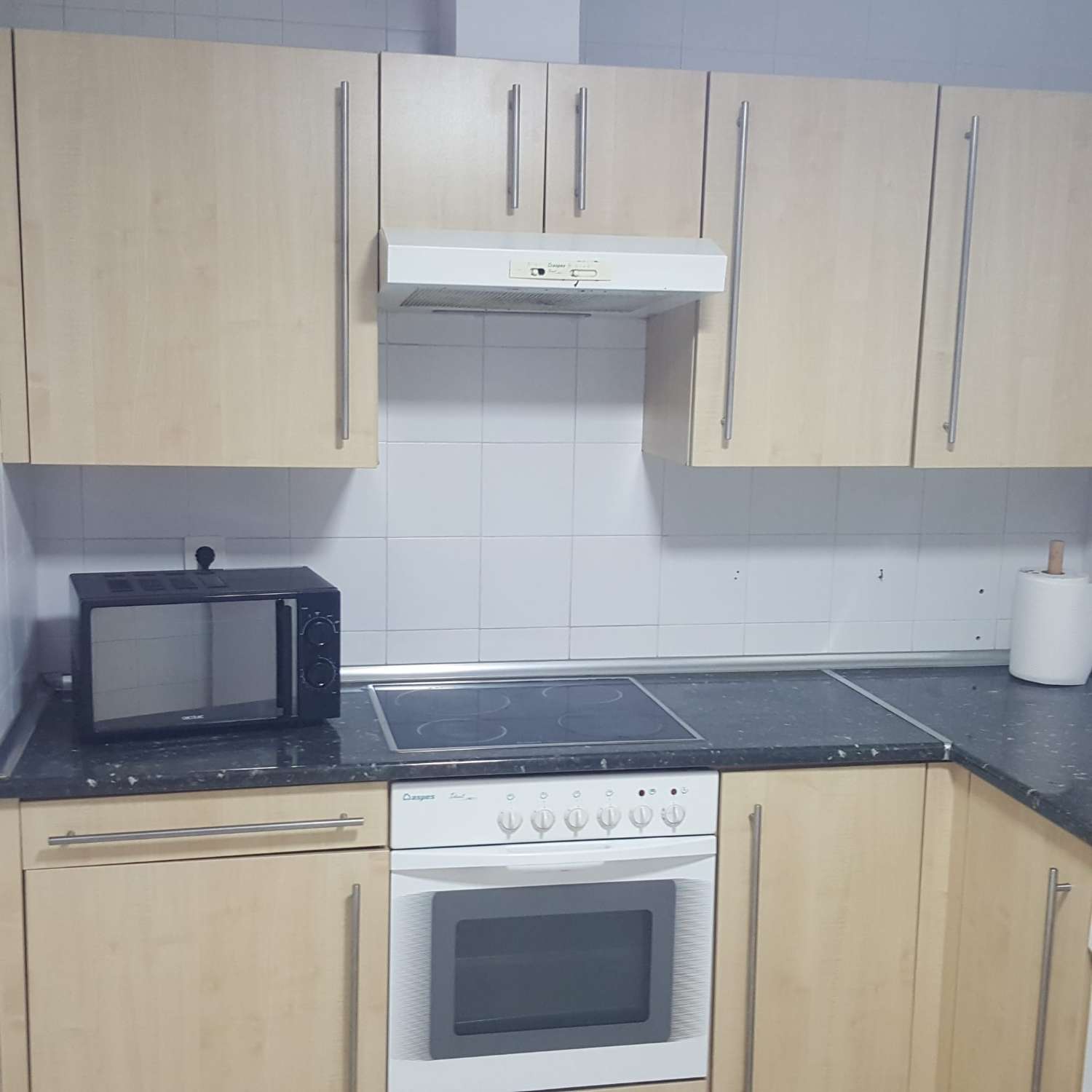 APARTAMENTO CON GRAN TERRAZA Y VISTAS AL MAR, PISCINAS, JARDIN Y PARKING PRIVADO