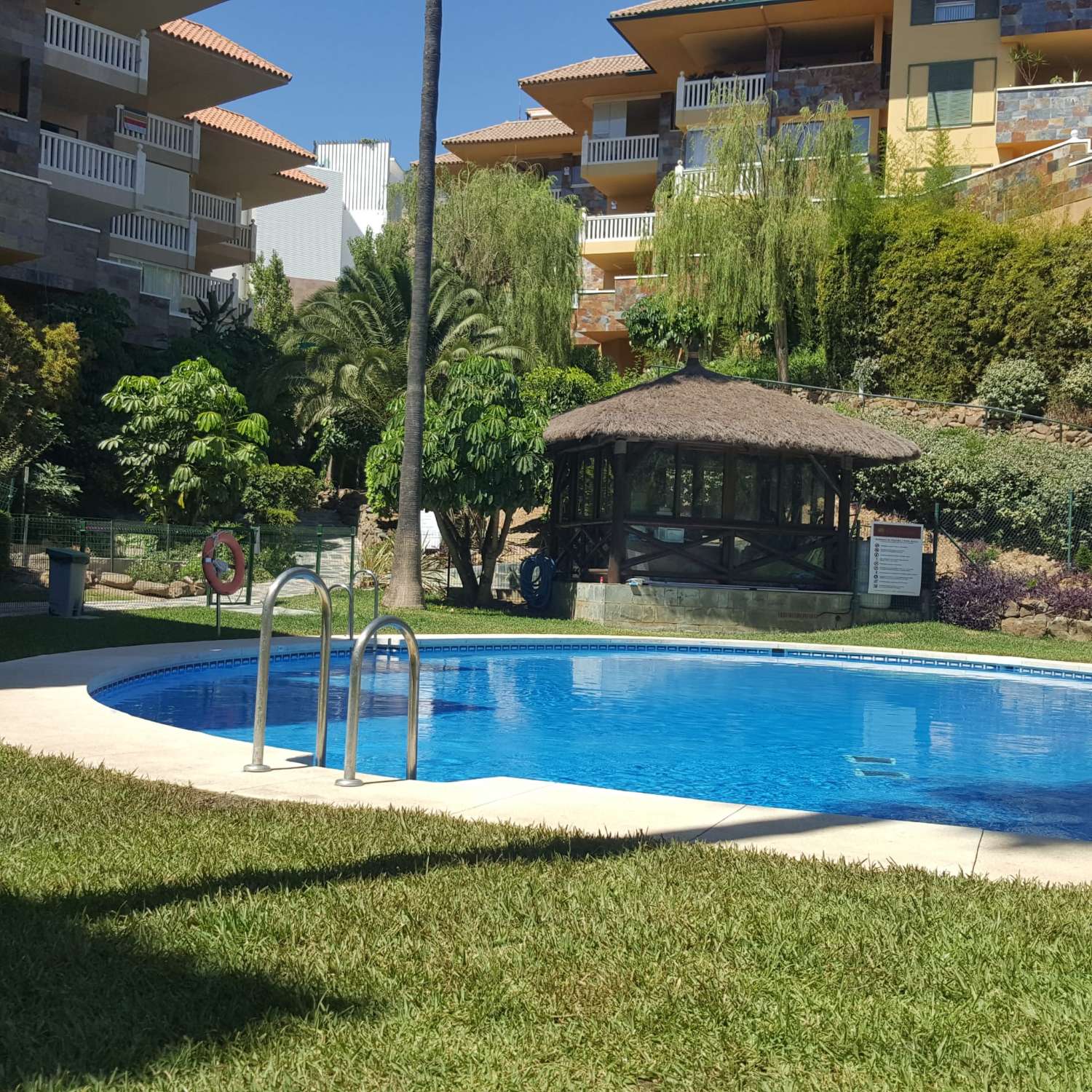 APARTAMENTO CON GRAN TERRAZA Y VISTAS AL MAR, PISCINAS, JARDIN Y PARKING PRIVADO