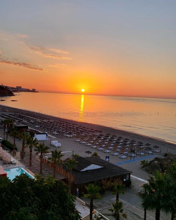 APARTAMENTO CON GRAN TERRAZA Y VISTAS AL MAR, PISCINAS, JARDIN Y PARKING PRIVADO