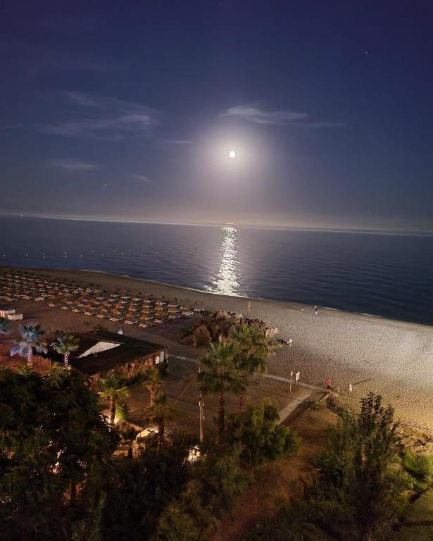 APARTAMENTO CON GRAN TERRAZA Y VISTAS AL MAR, PISCINAS, JARDIN Y PARKING PRIVADO