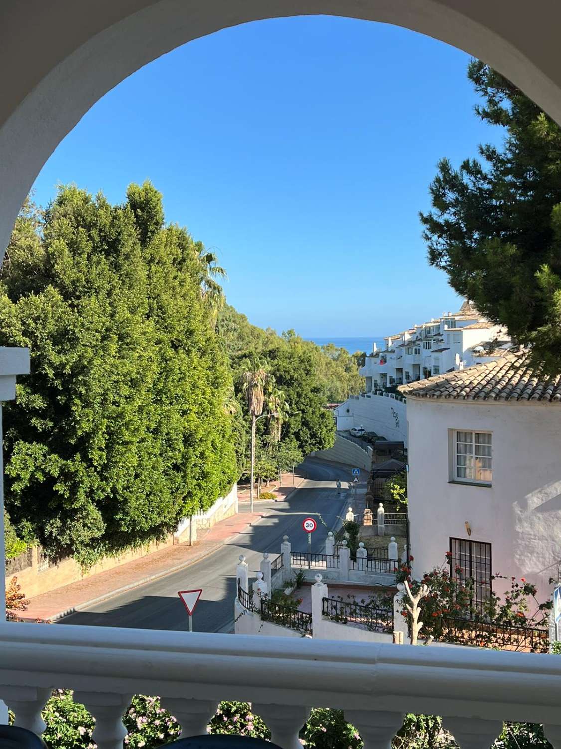 TORREQUEBRADA BENALMADENA APPARTEMENT MET GROOT TERRAS EN UITZICHT OP ZEE, ZWEMBAD EN TUIN NAAST DE GOLFCURSUS