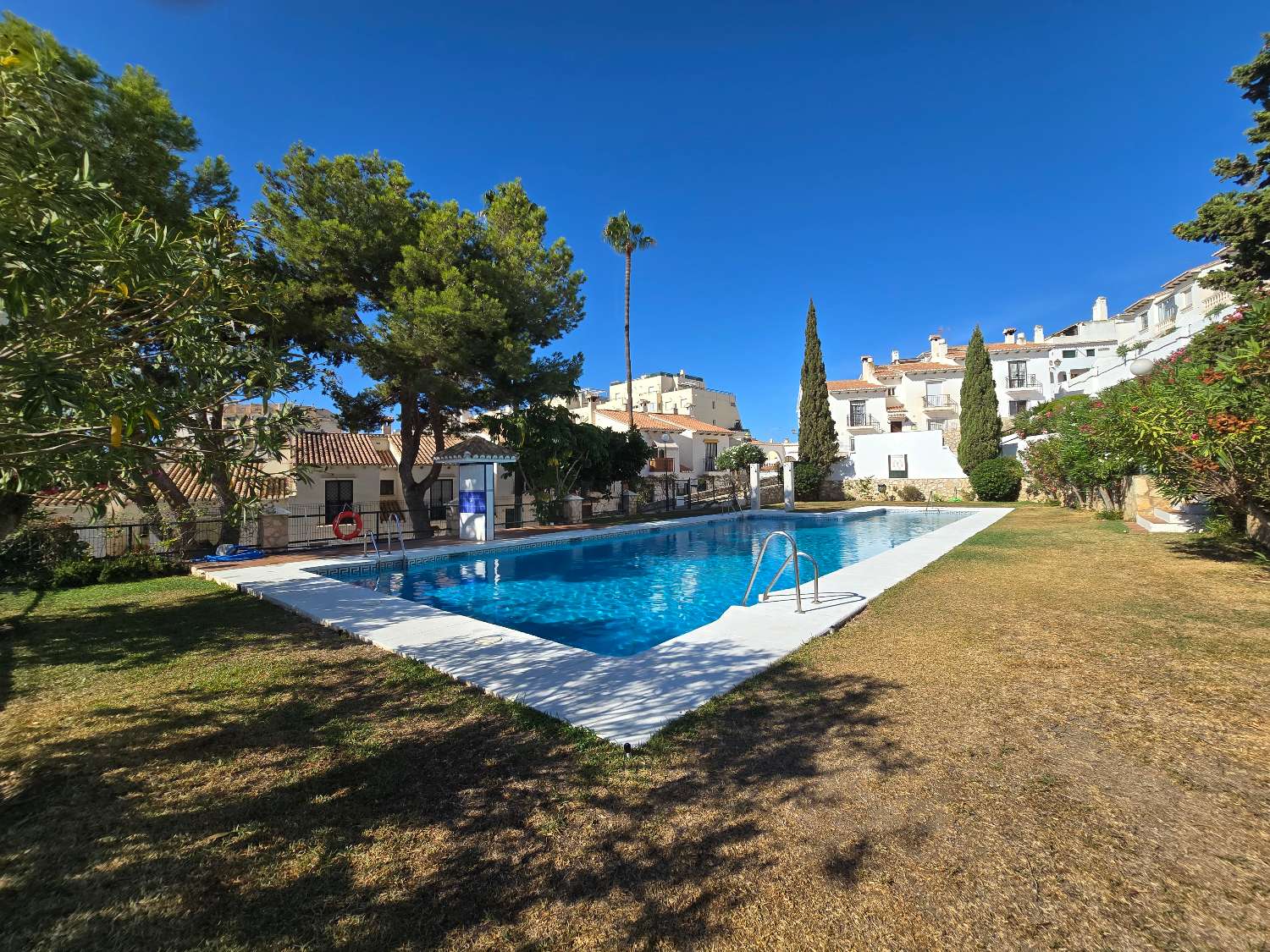 TORREQUEBRADA BENALMADENA APPARTEMENT MET GROOT TERRAS EN UITZICHT OP ZEE, ZWEMBAD EN TUIN NAAST DE GOLFCURSUS