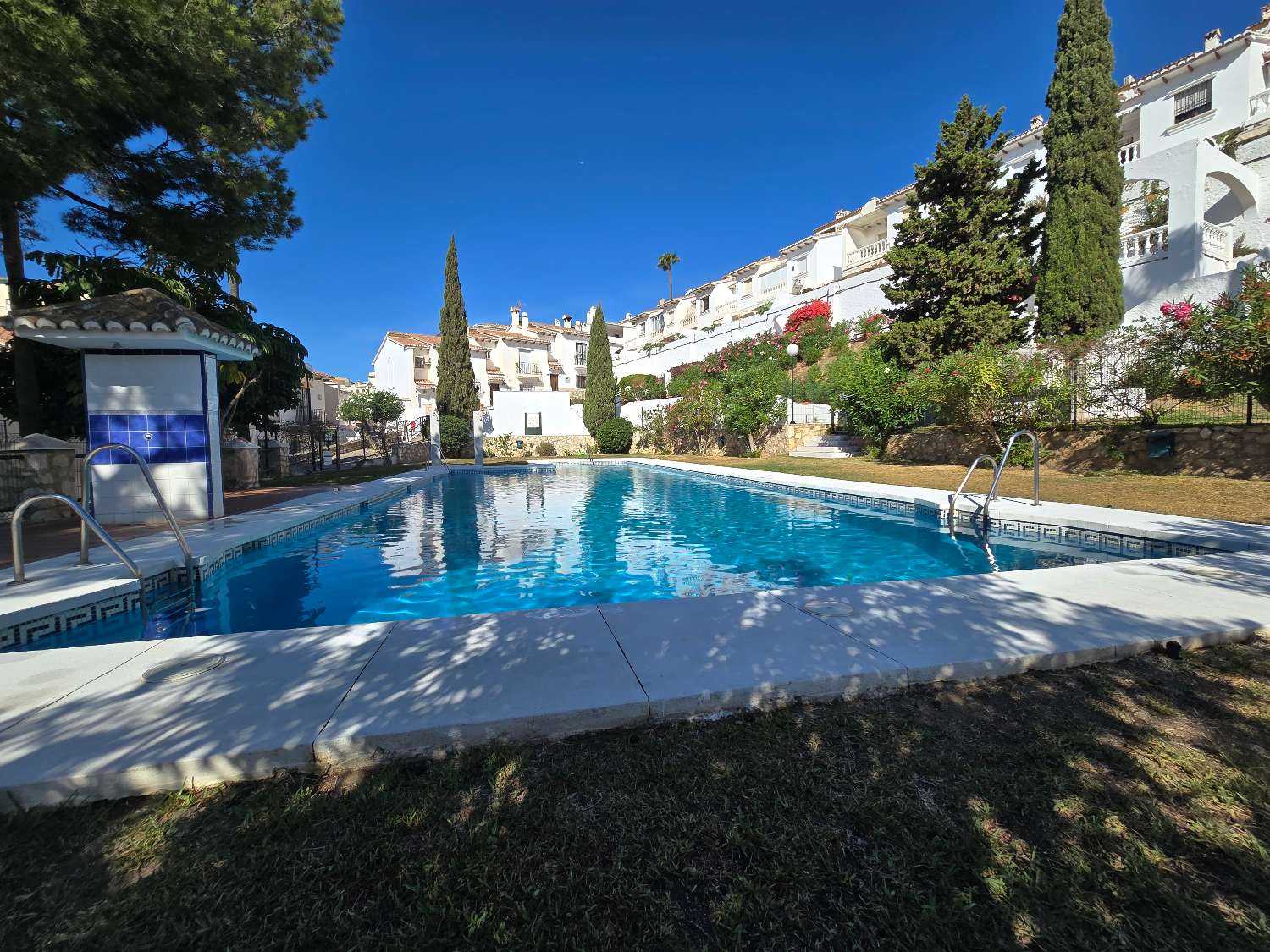TORREQUEBRADA BENALMADENA APPARTEMENT MET GROOT TERRAS EN UITZICHT OP ZEE, ZWEMBAD EN TUIN NAAST DE GOLFCURSUS