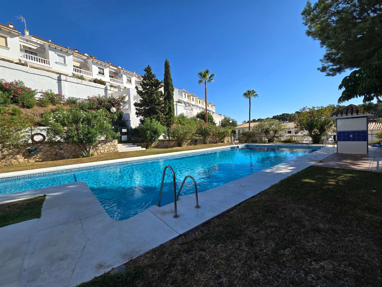 TORREQUEBRADA BENALMADENA APPARTEMENT MET GROOT TERRAS EN UITZICHT OP ZEE, ZWEMBAD EN TUIN NAAST DE GOLFCURSUS